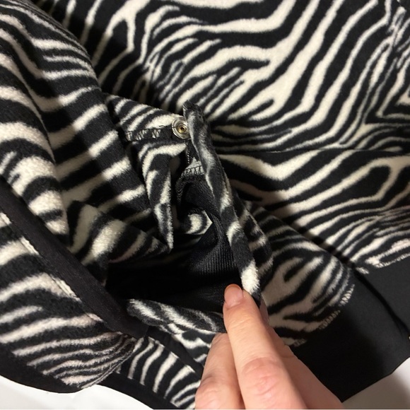 Ariat Size XL Black Jacket Zip Up w/Zebra Print
Micro Fleece Lining Soft Shell - Picture 12 of 14